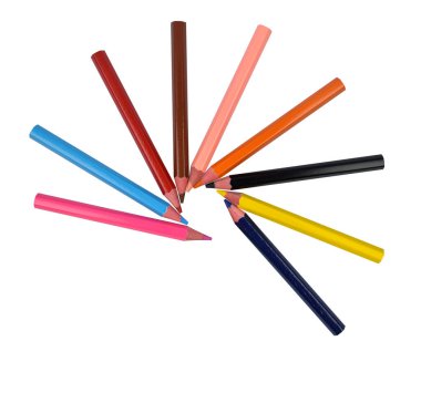 Beyaz kağıt üzerinde farklı renkte tahta kalemlerle yapılmış bir daire deseni.