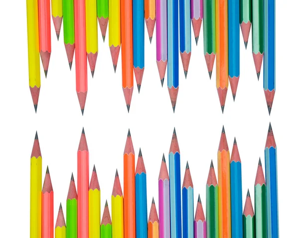 两排不同颜色的木制铅笔蜡笔相对于白纸的顶部视图 — 图库照片
