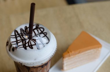 Tayland çayı krep ve çikolatalı milkshake.