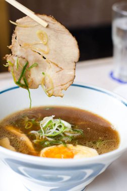 Shashu domuz eti ve yumurtalı ramen noodle. Japon yemeği.