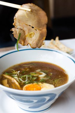 Shashu domuz eti ve yumurtalı ramen noodle. Japon yemeği.
