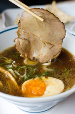 Shashu domuz eti ve yumurtalı ramen noodle. Japon yemeği.