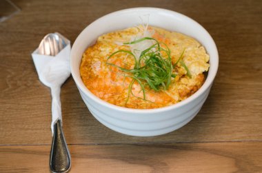 Buharda pişmiş pirinçli omlet.