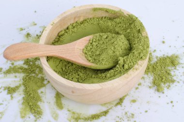 Beyaz arkaplanda yeşil toz izole edildi