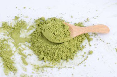 Beyaz arkaplanda yeşil toz izole edildi