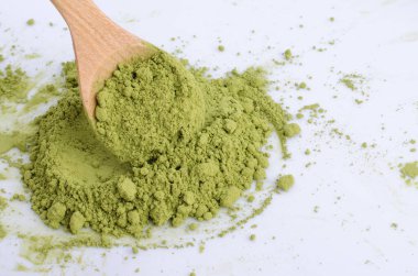 Beyaz arkaplanda yeşil toz izole edildi