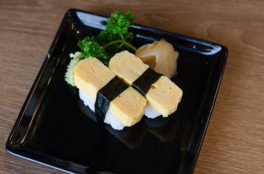 Yumurtalı suşi. Tamago sushi tabakta.