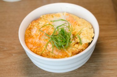 Buharda pişmiş pirinçli omlet.