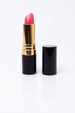 Beyaz arkaplandaki ruju kapat