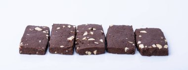 Beyaz arkaplanda çikolatalı kurabiye