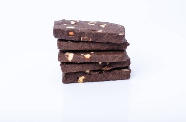 Beyaz arkaplanda çikolatalı kurabiye