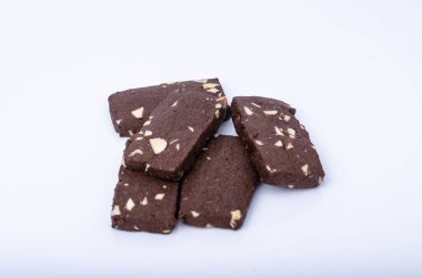 Beyaz arkaplanda çikolatalı kurabiye