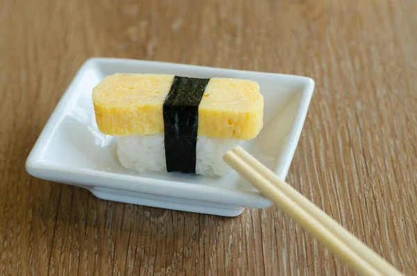 Édes Tojás Sushi Evőpálcikával — Stock Fotó