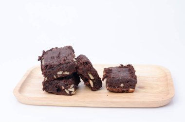 Tahta üzerinde çikolatalı brownie.