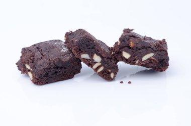 Beyaz arka planda çikolatalı kekler