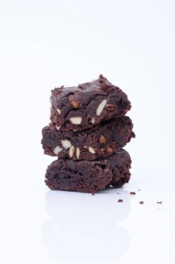 Beyaz arka planda çikolatalı kekler