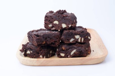 Beyaz arka planda çikolatalı kekler