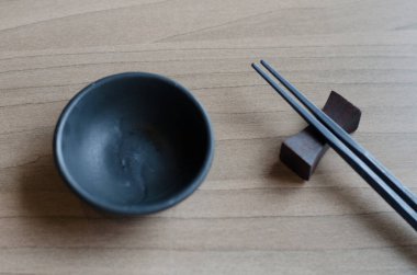 Japon restoranında yemek çubukları.