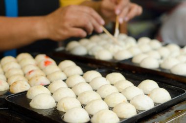 Takoyaki pişirme süreci Japonya 'nın en popüler lezzetli atıştırmalığı.