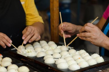 Takoyaki pişirme süreci Japonya 'nın en popüler lezzetli atıştırmalığı.