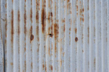 Eski hasar paslı çinko kaplama duvar