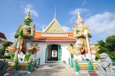 BANGKOK, THAILAND - 14 Eylül 2015: Kılıçlı heykel. Bangkok 'taki Wat Pho Tapınağı.
