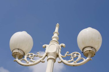 Sokak lambası ve mavi gökyüzü