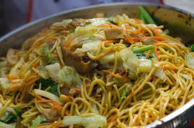 Kızarmış erişte yapıyorum.