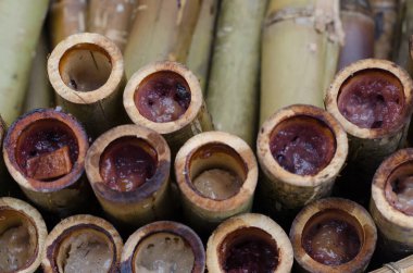 Bambu eklemlerinde kızartılmış glutinous pilavı.