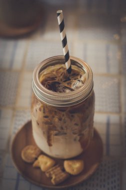 Bardakta buzlu kahve. Atıştırmalık. 