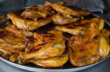 Kızarmış tavuk kömürle sıcak ateşte pişiyor.