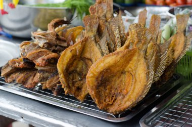 Kızarmış balık yemek pişiriyor.