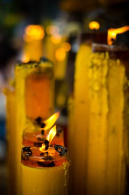 Alev alev yanan bir sürü sarı mum