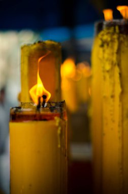 Alev alev yanan bir sürü sarı mum