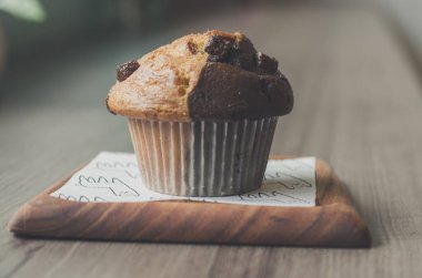 Kafedeki çikolatalı kek fırını ahşap üzerine. 