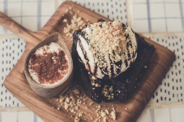 Брауни Мороженым Кремом Деревянной Тарелке Столе Кафе — стоковое фото