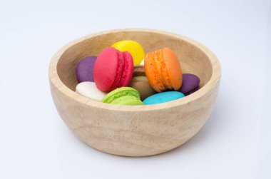 Ahşap tabakta renkli bir makarna.