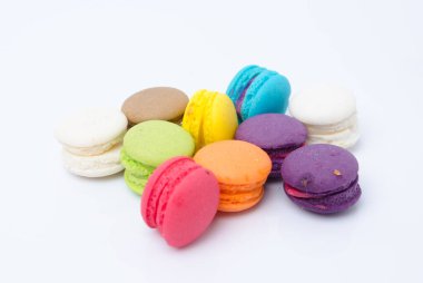 Beyaz arkaplanda renkli mini makaron