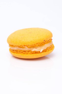 Beyaz arkaplanda renkli badem kurabiyeleri