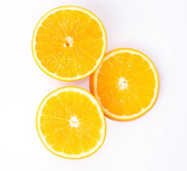 beyaz arkaplanda portakal meyvesi