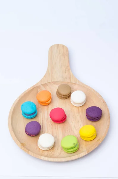 Bunte Mini Macaron Auf Holzteller — Stockfoto