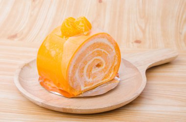 Tahta tabakta turuncu yumuşak pasta