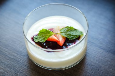  Sağlıklı yiyecek ve yoğurt.