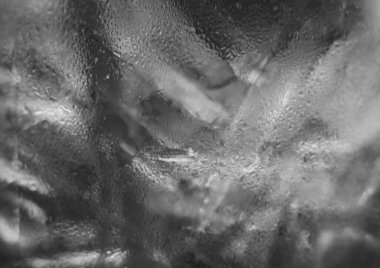 Buz küpleri ve bardakta su.