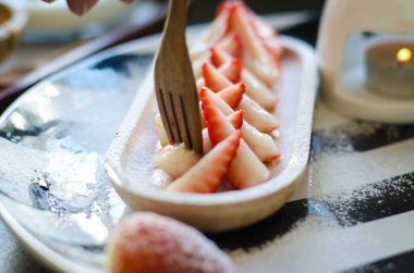 Çilekler tabakta sağlıklı meyve dilimleri