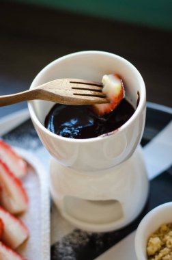 Çilek dilimi ve çikolatalı fondü.