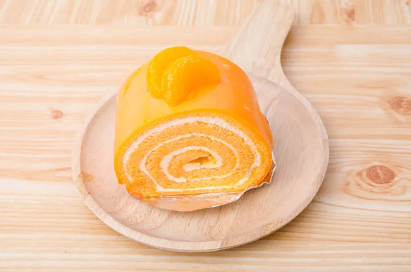 Апельсиновый Мягкий Рулет Деревянной Тарелке — стоковое фото