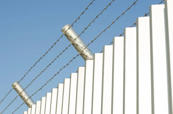 バー線フェンスと青空の背景 — ストック写真
