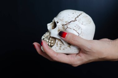 Siyah arkaplanda insan kafatası