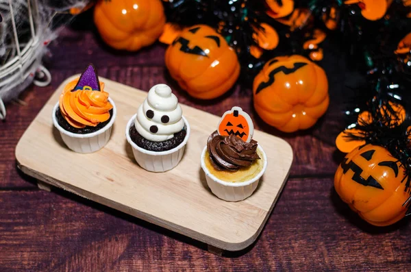 Halloweencupcakes Een Stel Feestelijke Halloween Cupcakes Gelukkig Halloween Feest Monster — Stockfoto